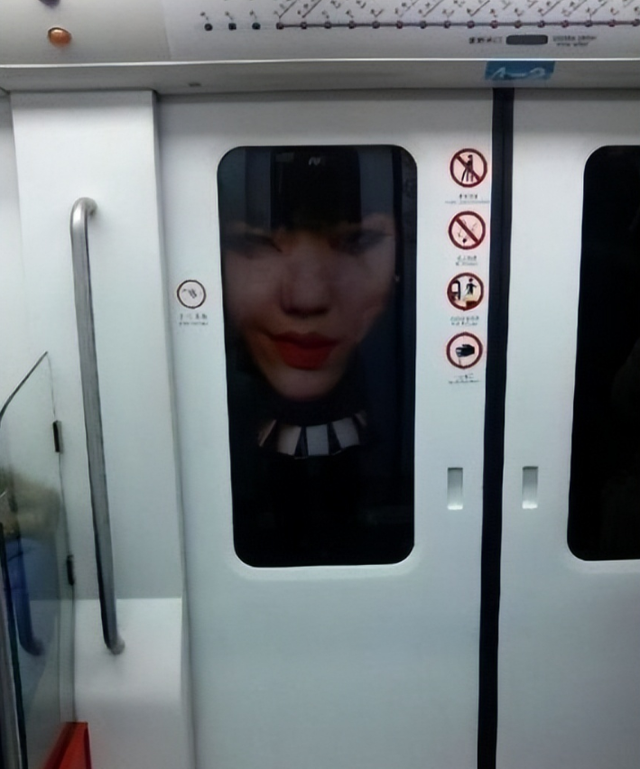 过气明星的卑微：成老赖，扮丑卖傻，县城混商演，满地心酸