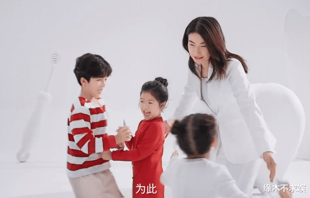 郭晶晶又拿下新代言！穿红礼裙烫卷发好迷人，和3小孩互动太有爱