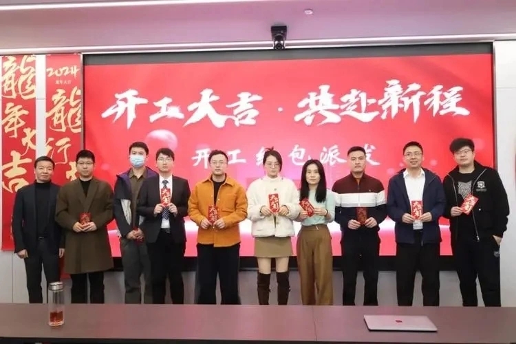 辞职没退工作群，过年抢了200元群红包，当晚就被老板无情踢出群