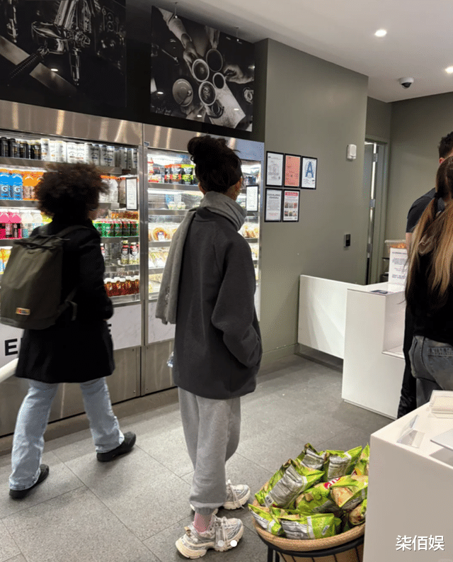 黄磊19岁女儿美国被偶遇,瘦得薄薄一片,头发多的像戴了个帽子