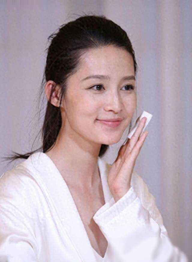 娱乐圈十大素颜美女榜单揭晓,李沁上榜,第一名美若天仙!