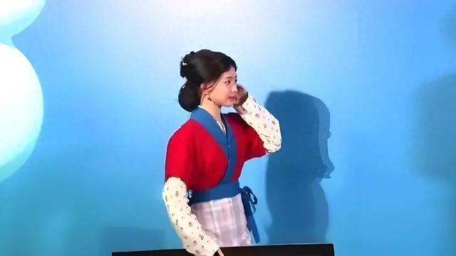 网红出圈的何蓝逗,因为佟湘玉又火了!