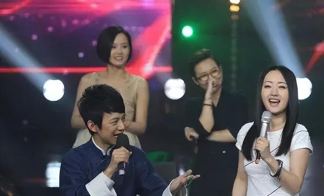 官宣？何炅与杨钰莹牵手现身街头，画面温馨又动人