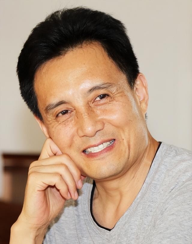 还记得被谢霆锋打尿血的“白龙马”吗？今沦落街头卖卤菜为生