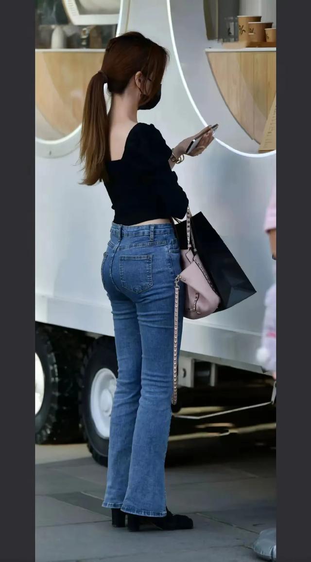 一位好身材美女的背影