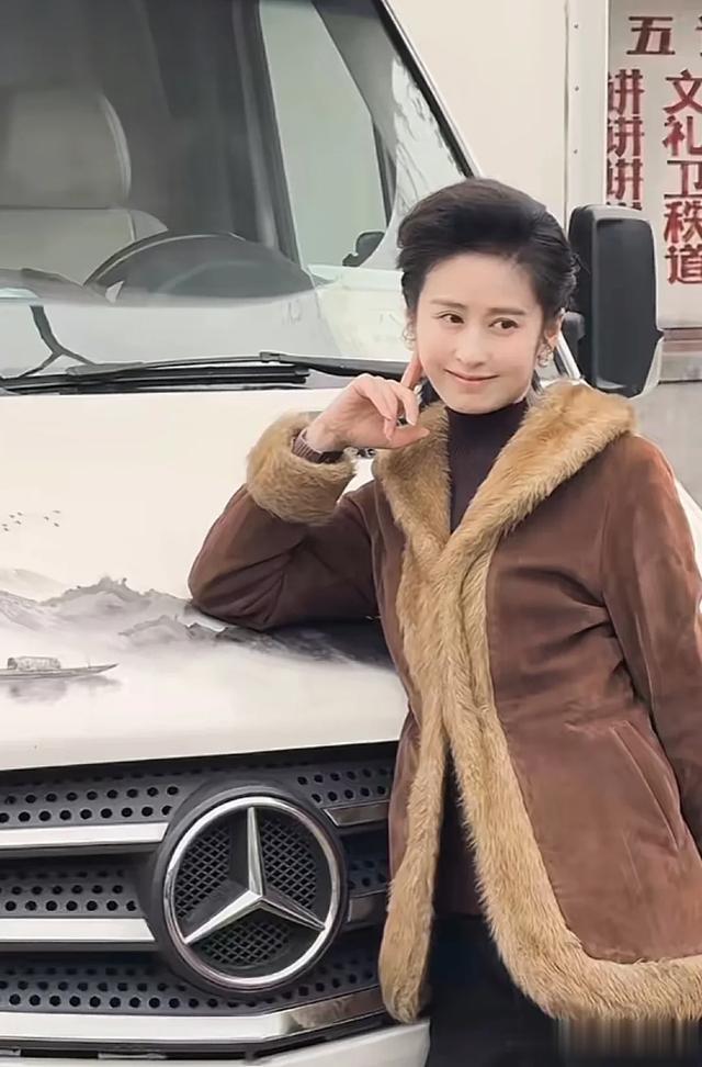 付辛博老婆晒百万奔驰房车,冰箱双人床沙发一应俱全,颖儿享福了