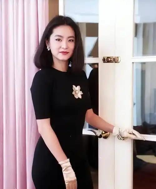 林青霞:为丑老公生下两个女儿后,他把13岁的私生子带回家