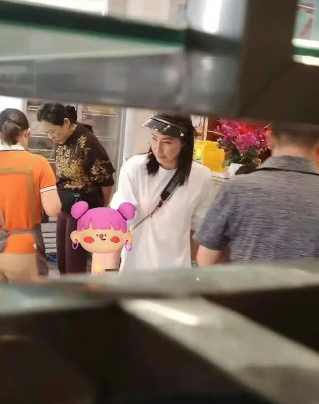 郭晶晶携家人云南骑行!霍震霆骑车超快,郭妈妈携5岁外孙女走路