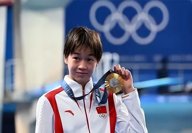 全红婵香港晚宴喝可乐被偷亲,霍启刚弯腰尽显宠溺!