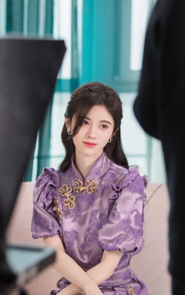 鞠婧祎:现代魅力的旗袍之美,东方风韵的时尚