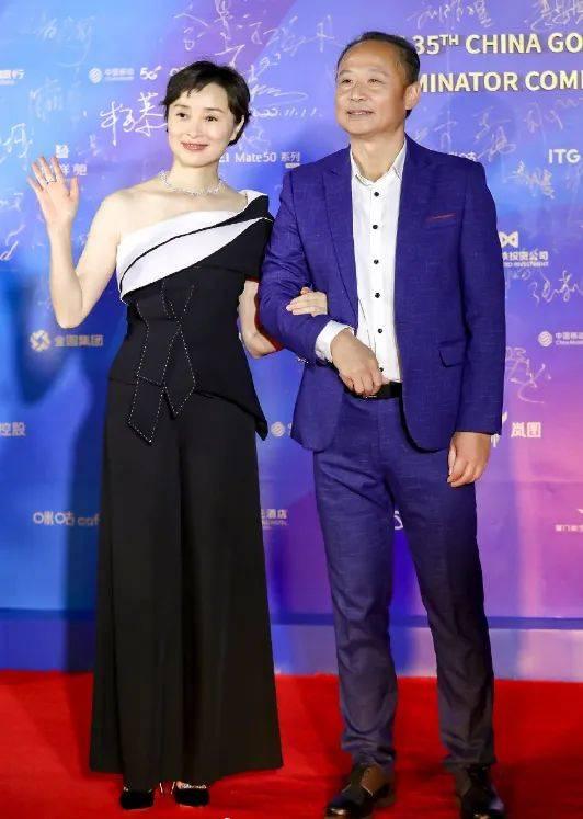 吴越晒照好真实,头发稀疏不掩饰老,脸上皱纹分明,却越看越舒服