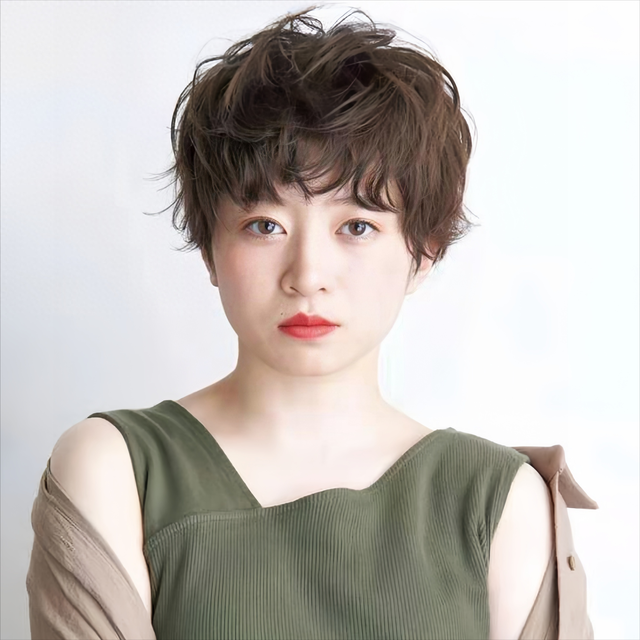 四五十岁的女人别再留长发了，试试这几款短发，时尚干练又显年轻