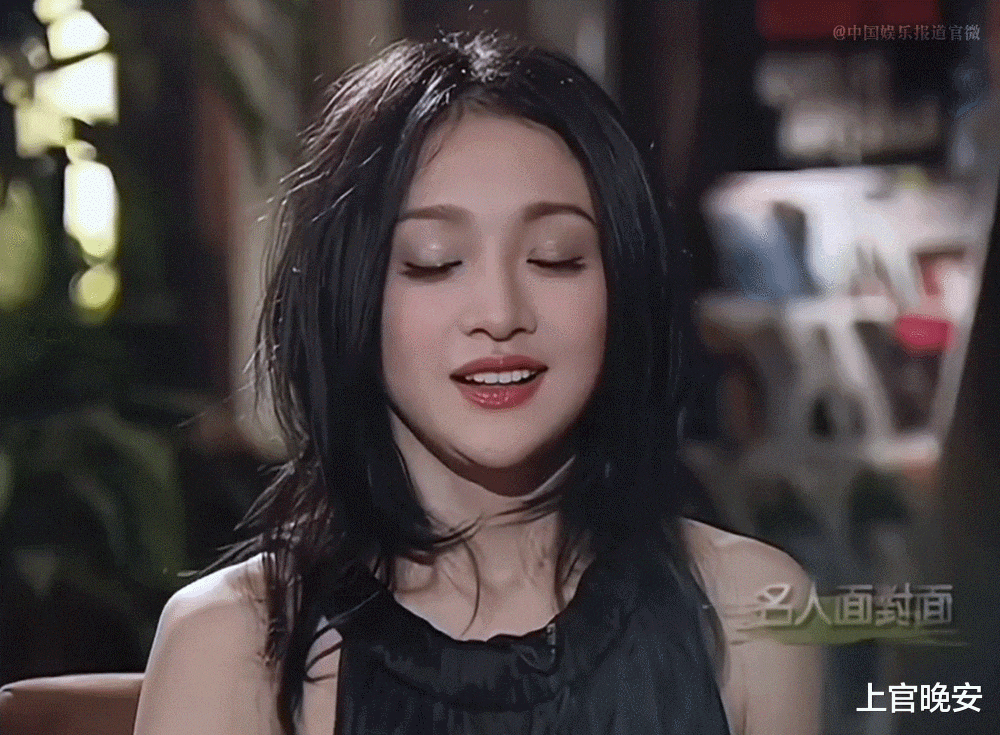 50岁的周迅和44岁的董洁同框，医美脸和天然脸的差别，一目了然