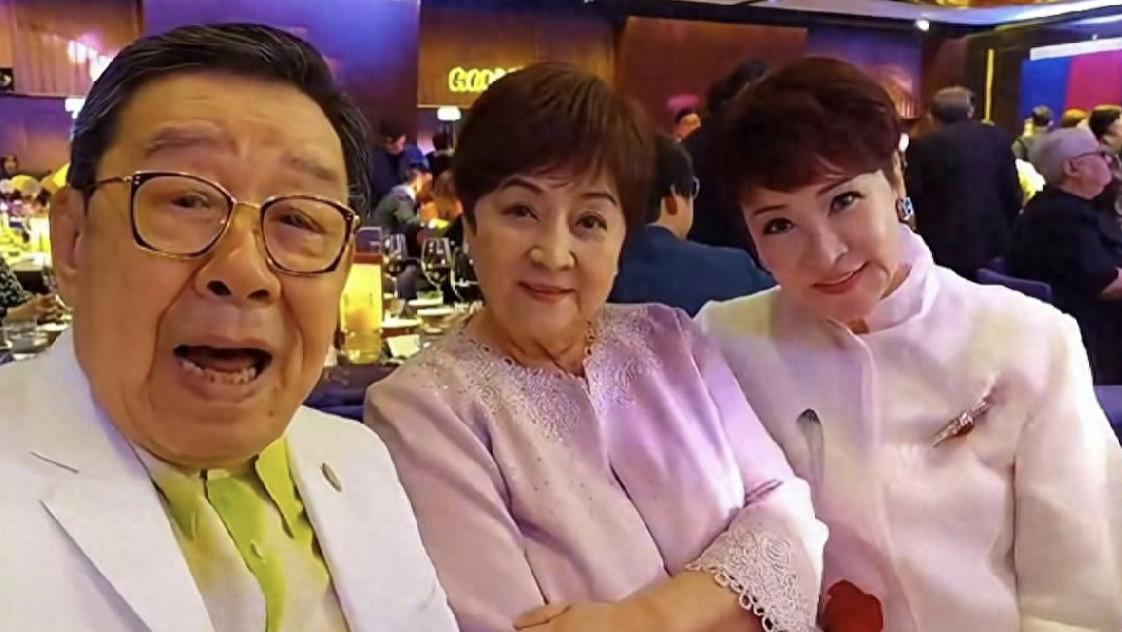 谢贤两任前妻罕见同场，72岁狄波拉满面春风，主动与甄珍贴身合照