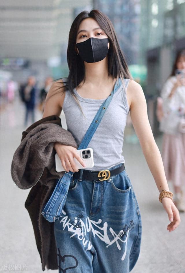 袁一琦的打扮很普通但确实显身材