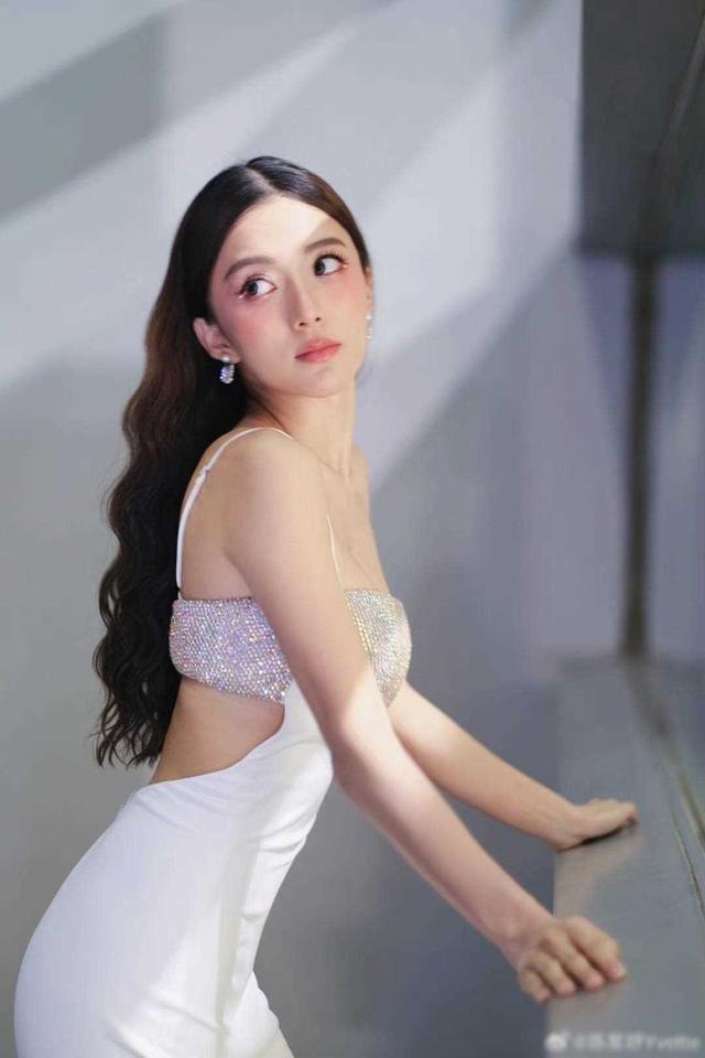 新恋情曝光?TVB小花晒庆生照现神秘男子,出道被力捧陷整容风