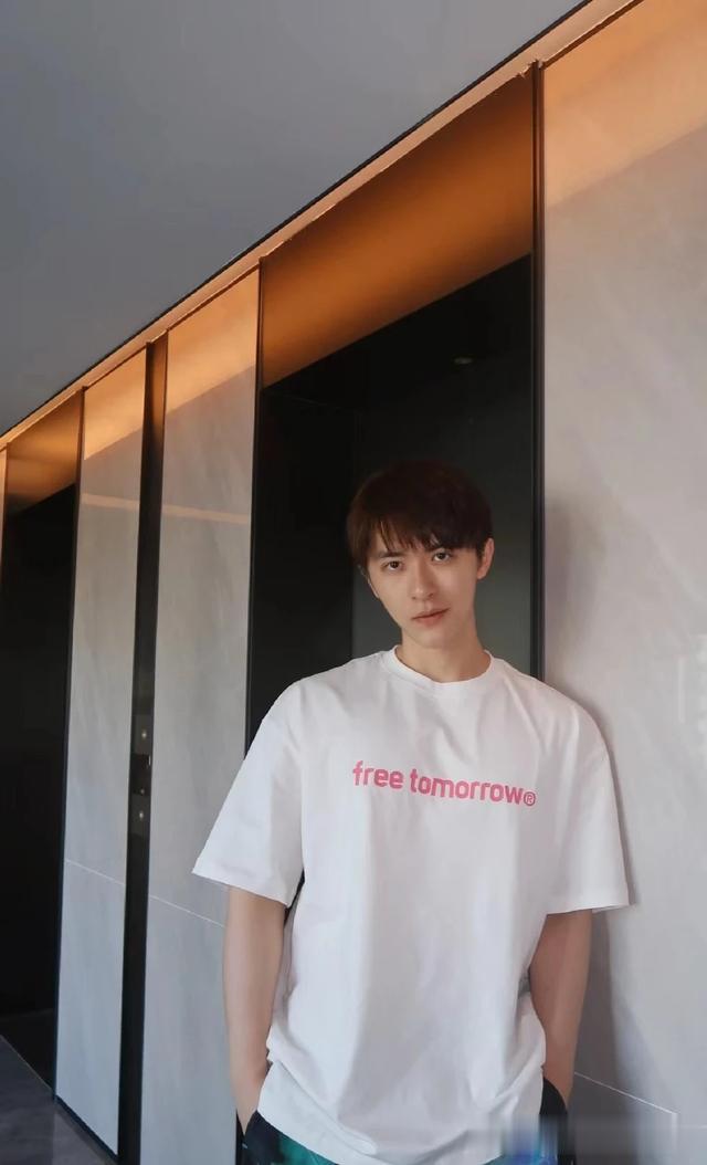 张逸杰新晋男演员,身上散发青春活力满满的气息,自带贵族气质。