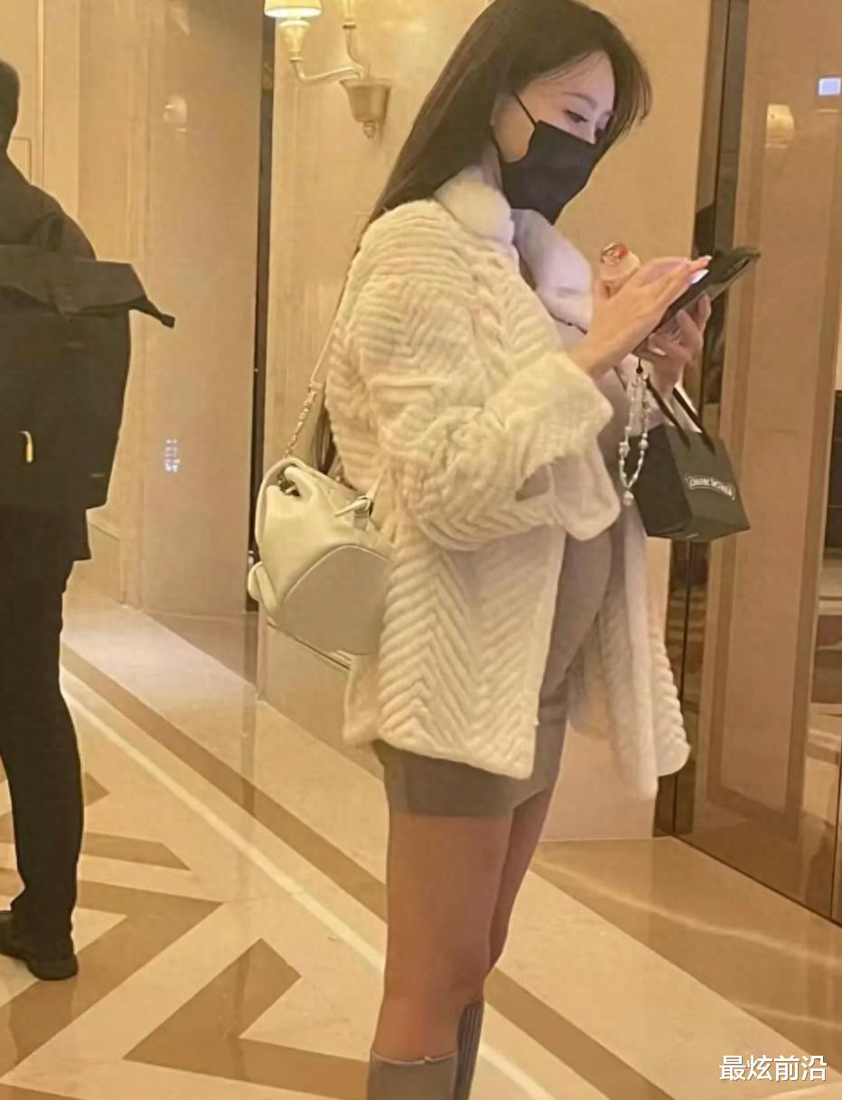 32岁叶柯探班黄晓明,光腿穿短裙扮嫩孕肚明显,好在身材气质出众