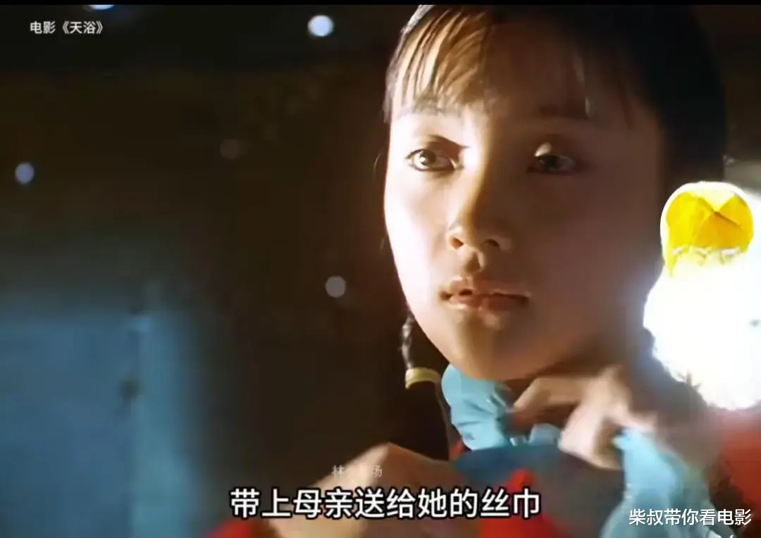 李小璐母女同框：肤色差距太大，一黑一白，网友：李小璐的好基因跑偏了！