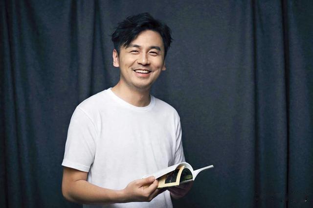 雷佳音带老婆女儿日本度假,穿拖鞋松弛感十足,12岁女儿身高抢镜