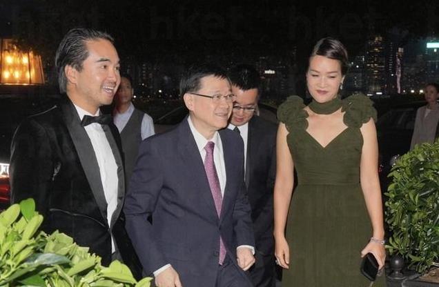 郑家内地媳妇身份曝光，原建行副行长黄毅之女，刚结婚父亲就去世