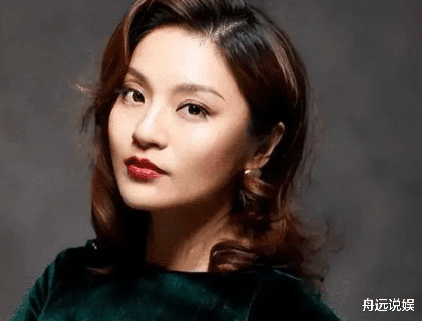 连续14年霸屏中秋!央视‘隐形一姐’真实身份曝光,背景太吓人!