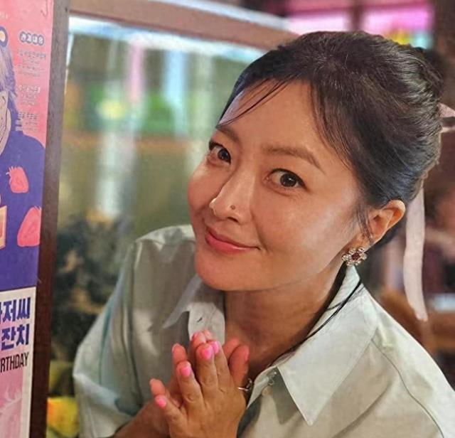 金喜善15岁女儿首晒高清正面照，“最丑星二代”逆袭成惊艳美少女