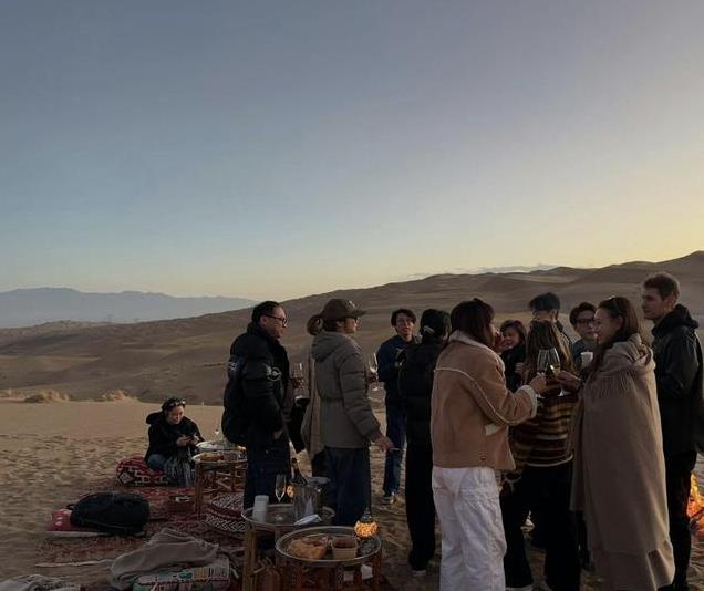 62岁关之琳敦煌约会已婚富豪，举止亲昵引争议，正妻发文感谢