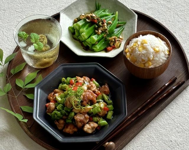 上海50岁女子晒离婚后一人晚餐，在朋友圈火了，网友：活明白了