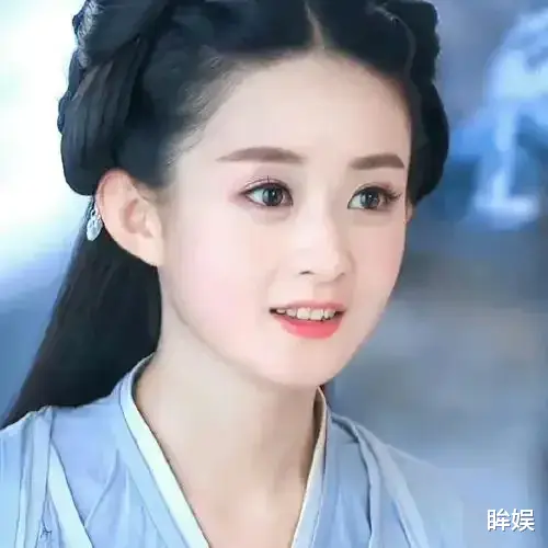 37岁赵丽颖新造型,浅绿毛衣搭配白色半腿袜,时尚又减龄看着像20岁