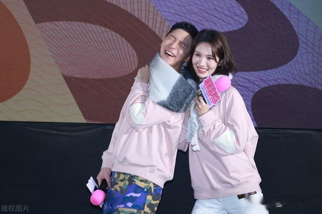 金晨出席电影首映礼，卫衣牛仔裤，轻松随性