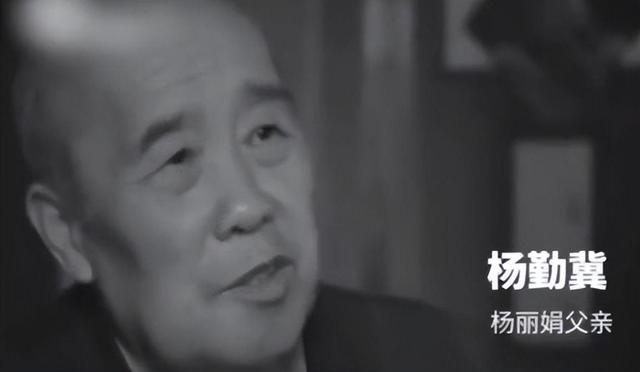 父亲跳海16年后,45岁的“追星狂人”杨丽娟,现如今过得怎样了?