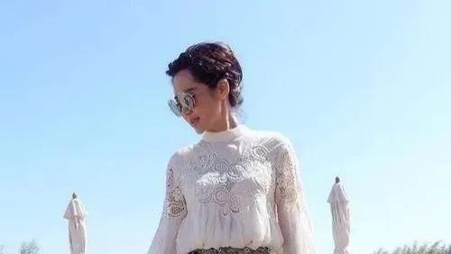 许晴和冯小刚合体照罕见流出，穿蕾丝上衣差点“撑爆”，冯小刚一脸得意很享受