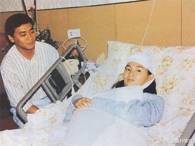 他负了张曼玉,和妻子丁克一生,却跟别人生娃,66岁将女儿宠公主