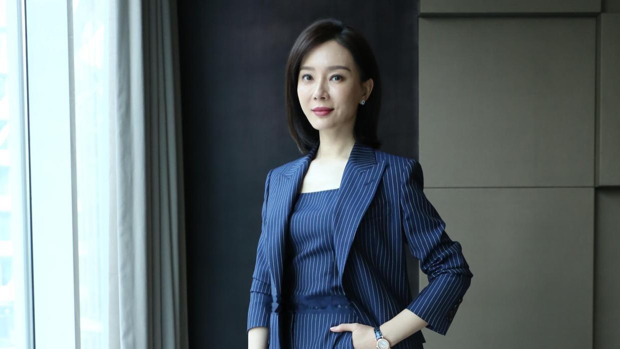 职场女性的优雅装扮，宝蓝色条纹西服套装的魅力