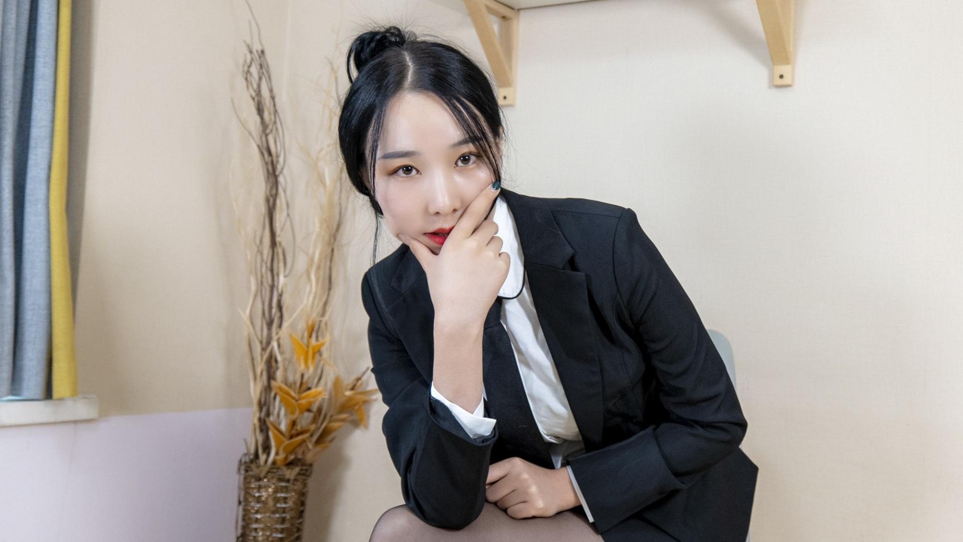 优雅与力量并存：职场女性的“显酷”利器——黑西装套装