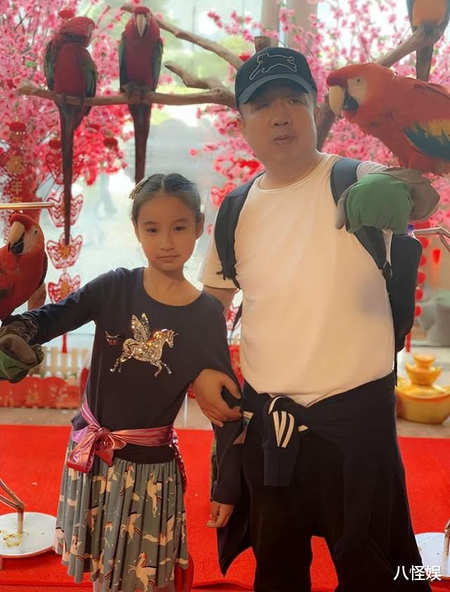 杨雪晒母女写真,14岁有有身高追上妈妈近一米七,厌世脸好高级