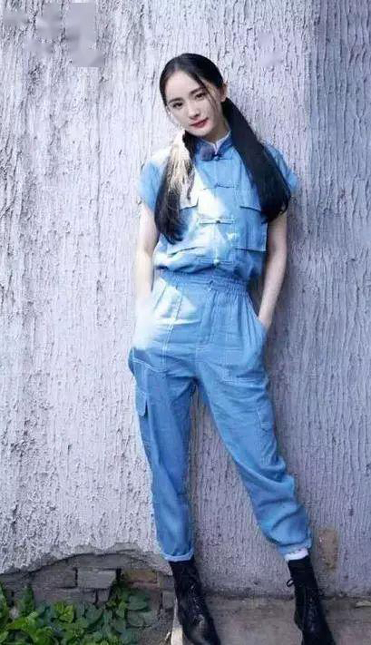 是造型师不行还是身材不行?关晓彤8次与人撞衫,一次都没有赢过