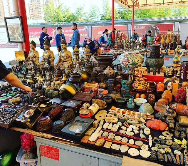 逛文玩市场，火眼金睛辨真伪！揭秘那些潜伏的“托”