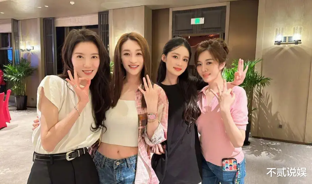 李小冉晒了《庆余年》四美的合影,不仔细看还真分不出来谁大谁小呢!