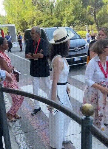 章子怡穿着阿玛尼尖头高跟鞋,她在威尼斯很娇俏,面相也更好了