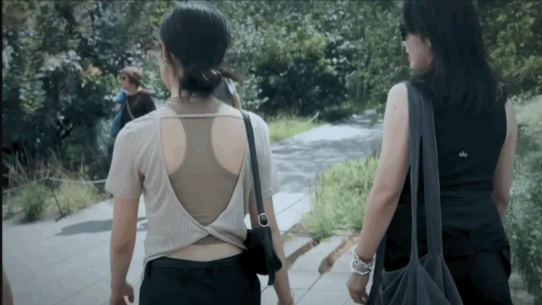 18岁黄多多国外现状：给孙莉做三明治，这颜值不进内娱可惜了