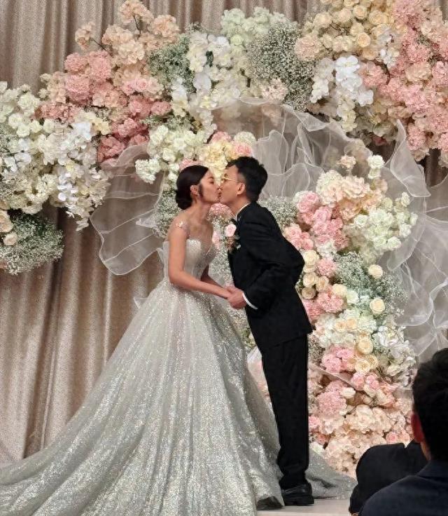 陈自瑶闺蜜再披婚纱，正式告别相差51岁嘅“爷孙恋”，觅得真爱值得开心