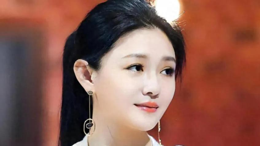 大S终将土葬并立碑，至于上汪家家谱，网友们就炸了，争议四起