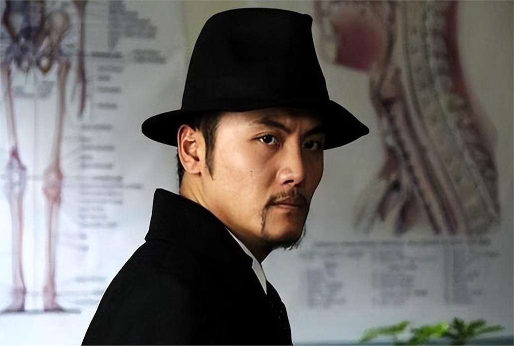 张嘉译每次拍戏都带上表弟,出道20年,表弟火了,张嘉译很欣慰