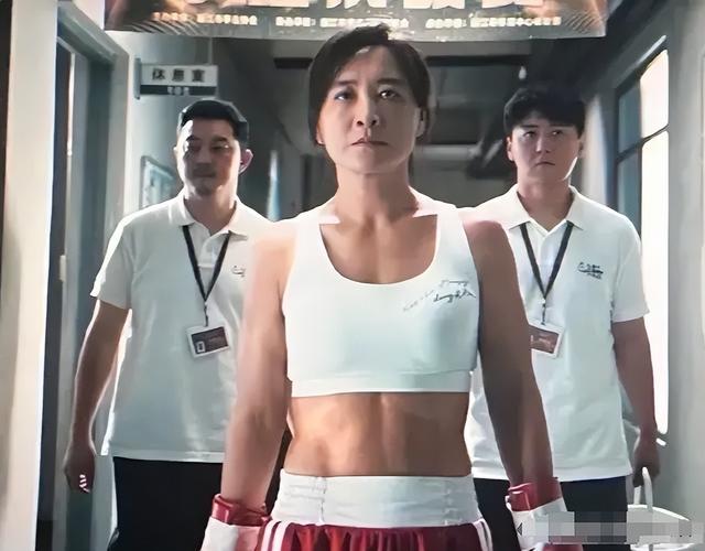 贾玲复胖了吗?新造型肚子胖出“游泳圈”,脸部圆润气质变化明显