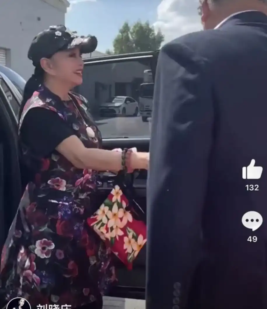 74岁刘晓庆美到国外去了!穿连衣裙配运动鞋青春逼人,皮肤紧致细腻嫩似小姑娘