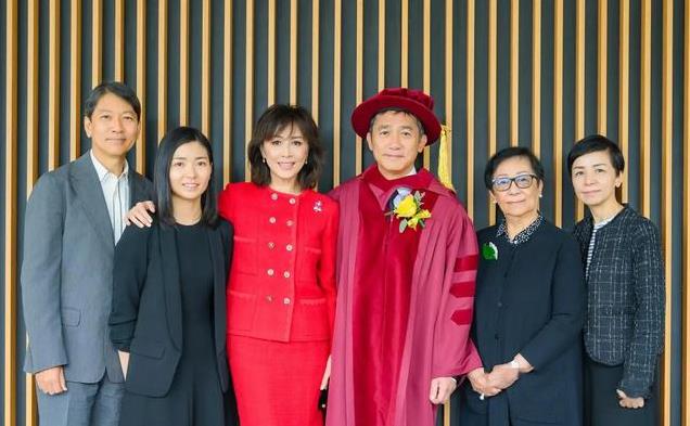 刘嘉玲穿红色香奈儿跟在梁朝伟身后,梁朝伟妈妈和妹妹都来了!