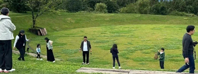 霍震霆朱玲玲疑陪郭晶晶一家旅游,离婚后保持体面,全为了霍启刚