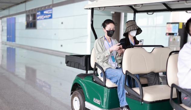 李嫣术后首露面,第四次手术后自信美丽,王菲眼神疲惫憔悴太多!